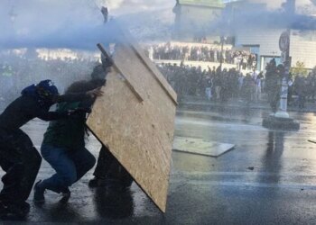Franca premton 3,000 mësues shtesë pas protestave studentore, qeveria nën presion; studentët: Tubimet do të vijojnë
