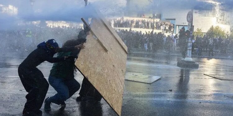 Franca premton 3,000 mësues shtesë pas protestave studentore, qeveria nën presion; studentët: Tubimet do të vijojnë