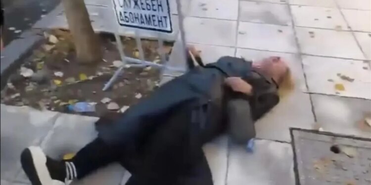 Gazetarja bullgare shtyhet në tokë nga oficeri i sigurisë së kryetares së Parlamentit, përfundon në spital; pamjet viralizohen