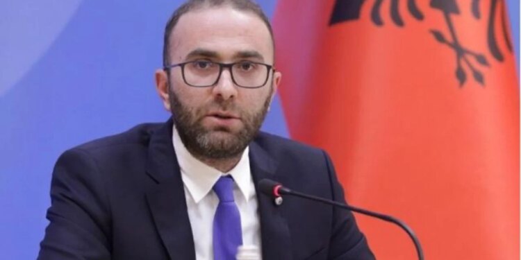 Gazment Bardhi denoncon dhunën ndaj deputetëve në protestën e Tiranës: Akt i padenjë për ata në uniformë shtetërore