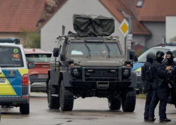 Gjatë kontrollit për armë, 60-vjeçari gjerman vret dy zyrtarë; arrestohet pas më shumë se 12 orësh negociata