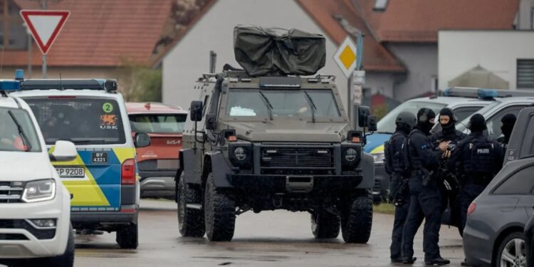Gjatë kontrollit për armë, 60-vjeçari gjerman vret dy zyrtarë; arrestohet pas më shumë se 12 orësh negociata