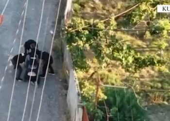 Gjatë ndjekjes nga Policia 27-vjeçari në Mamurras përplas makinën e efektivëve, hedh pistoletën pa leje dhe arrestohet