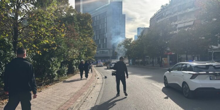 Gjatë protestës në Tiranë sulmohet një bankë tjetër e nivelit të dytë në Myslym Shyri