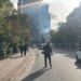 Gjatë protestës në Tiranë sulmohet një bankë tjetër e nivelit të dytë në Myslym Shyri