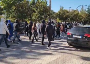 Gjimnazistë marshojnë në rrugët e Elbasanit, tentojnë të rrëzojnë derën e shkollës; u bëjnë thirrje bashkëmoshatarëve të bashkohen