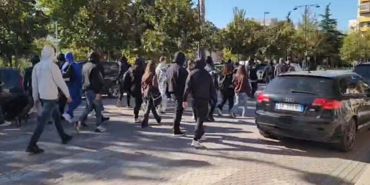 Gjimnazistë marshojnë në rrugët e Elbasanit, tentojnë të rrëzojnë derën e shkollës; u bëjnë thirrje bashkëmoshatarëve të bashkohen