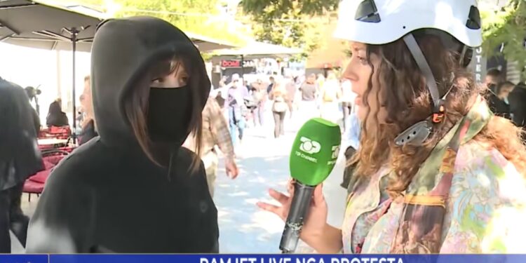 Gjimnazistja: Jam 17 vjeçe, në protestë; prindërit e dinë, mami ka lokacionin, i ndihmoj ata që janë keq