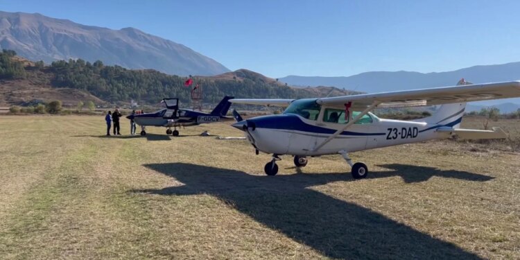 Gjirokastër: 12 avionë nga Europa sjellin vizitorë nga Italia, Greqia dhe Maqedonia e Veriut