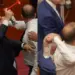 Gjuajtën me shishe uji e vezë, dëmtua punonjësi i Gardës; Bardhi e Balliu përjashtohen 60 ditë, zbardhen argumentet