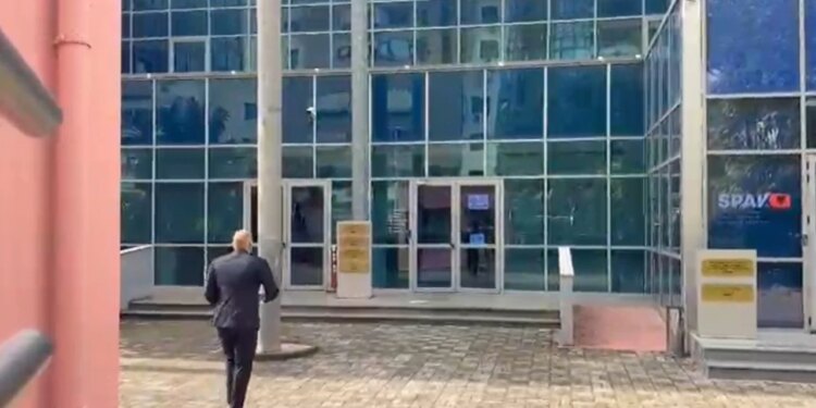 Gjyqi i Ervis Berberit: Erald Elezi dhe Gentian Gjyli paraqiten në GJKKO
