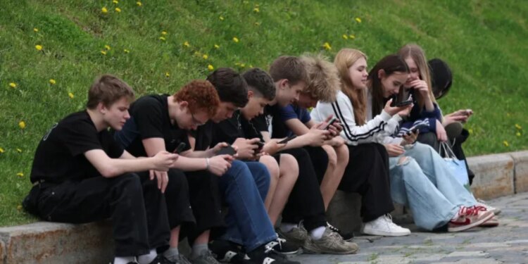 Greqia ndalon fëmijët nën 15 vjeç nga rrjetet sociale; ligji hyn në fuqi në 2027