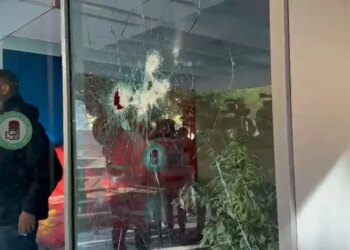 Gurë hidhen nga protestuesit drejt selisë së PS-së; policia ndërhyn me gaz lotsjellës
