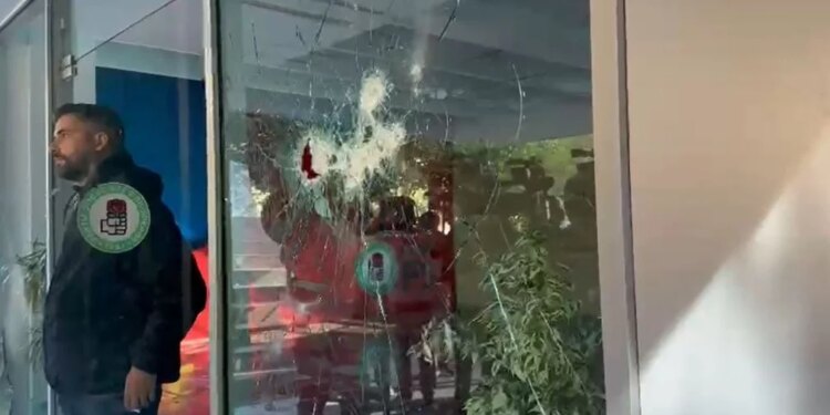 Gurë hidhen nga protestuesit drejt selisë së PS-së; policia ndërhyn me gaz lotsjellës