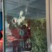 Gurë hidhen nga protestuesit drejt selisë së PS-së; policia ndërhyn me gaz lotsjellës