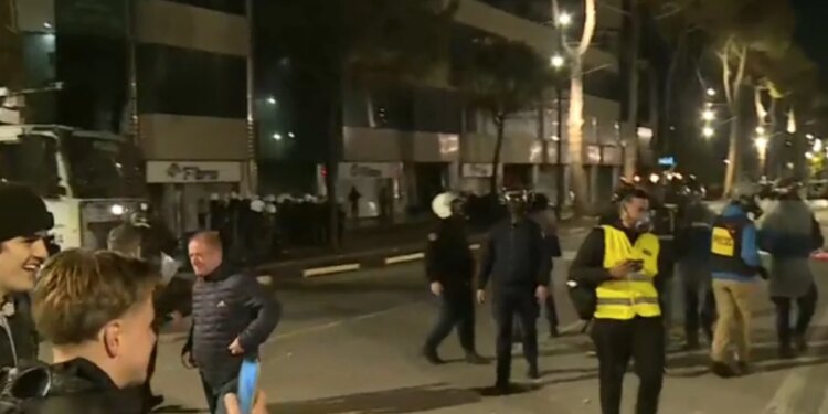 Hedhja e gurëve drejt Kryeministrisë, policia ndërhyn me ujë për të shpërndarë protestuesit dhe nisin shoqërimet