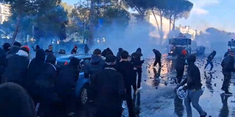 Hedhje gurësh ndaj autoboteve e policisë; përgjigje me gaz lotsjellës e ujë, lëndohet vajzë dhe efektiv i FNSH