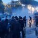 Hedhje gurësh ndaj autoboteve e policisë; përgjigje me gaz lotsjellës e ujë, lëndohet vajzë dhe efektiv i FNSH