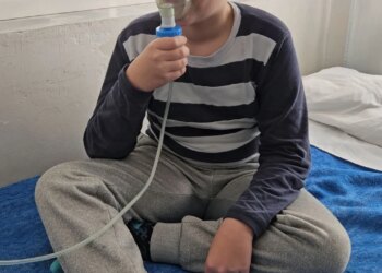 Helmimi në kopshtin e Korçës: Disa fëmijë në spital, babai i njërit thotë prindërit tentuan të telefonojnë drejtoreshën