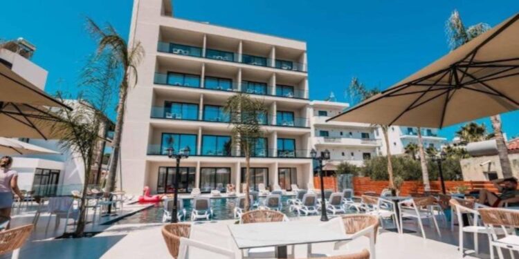 Hiqet sekuestro e hotelit në Sarandë, gjykata: Ka leje ndërtimi dhe numër prone të ndryshme