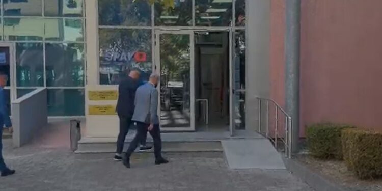 I akuzuar për shkelje të barazisë në tendera, ish-kreu i Autoritetit Rrugor Shqiptar paraqitet përsëri në SPAK