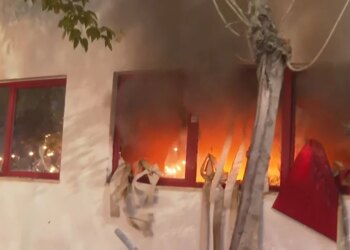 I vihet zjarri Drejtorisë së Burgjeve dhe komisariatit nr. 3, dyshohet se ka persona brenda godinave