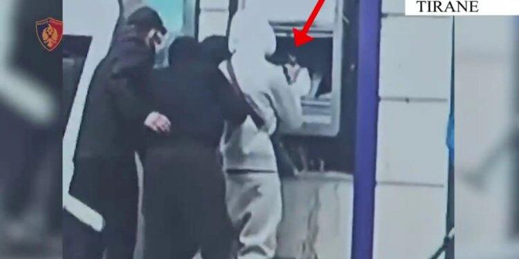 Identifikohet dhe ndalohet 15-vjeçari që para 4 ditësh tentoi të vidhte bankomatin gjatë trazirave në Tiranë