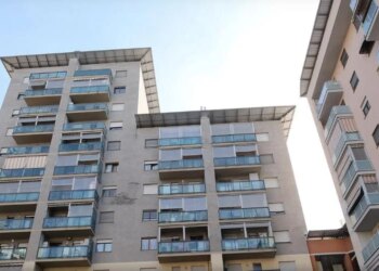 Itali: Burri tenton të vrasë gruan, 31-vjeçarja me vajzën shpëtojnë te fqinjët; burri hidhet nga kati i 10-të