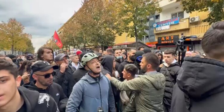 Jo deputetët, protestuesit — studentët bëjnë kordon për t’i penguar demokratët; militantët e PD-së: E duam Shqipërinë pa Ramën