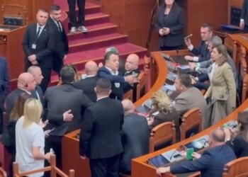 Kalimi direkt në votim: Flamur Noka i grabit kartonët deputetëve të mazhorancës