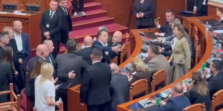 Kalimi direkt në votim: Flamur Noka i grabit kartonët deputetëve të mazhorancës