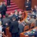 Kalimi direkt në votim: Flamur Noka i grabit kartonët deputetëve të mazhorancës