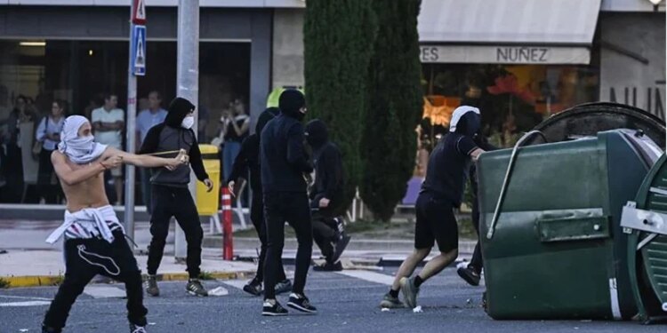 Kaos në Bilbao: Incidente, arrestime pas anulimit nga influencuesi i ekstremit të djathtë; të kapuçur dogjën makina