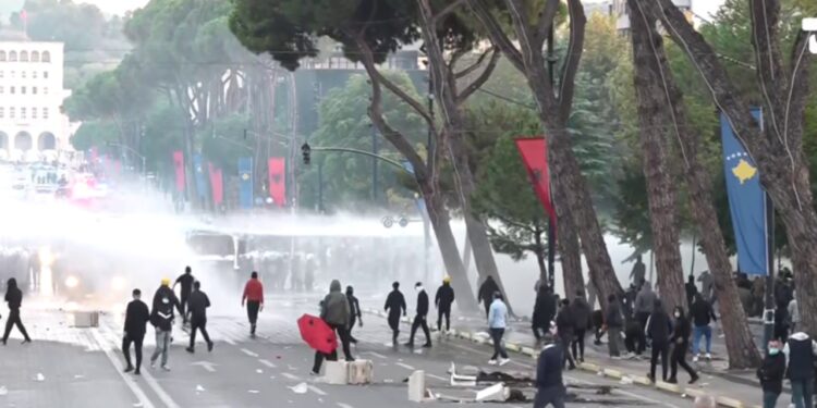 Kaos në Tiranë: protestuesit përdorin lazer për të shpërqendruar kamerat e autoboteve të ujit