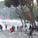 Kaos në Tiranë: protestuesit përdorin lazer për të shpërqendruar kamerat e autoboteve të ujit