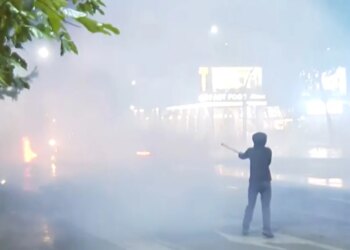 Kaos pranë bankës së Shqipërisë, protestuesit vazhdojnë shpërthimet e fishekzjarrëve drejt policisë