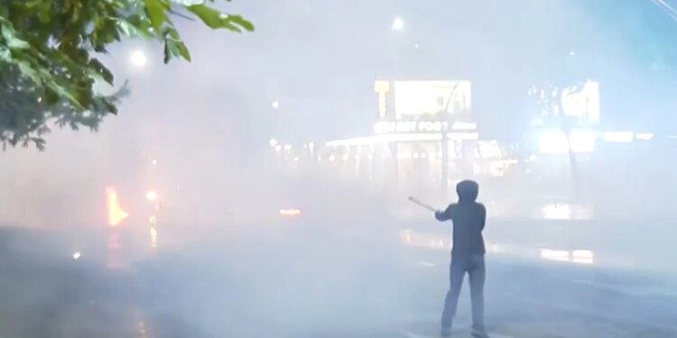 Kaos pranë bankës së Shqipërisë, protestuesit vazhdojnë shpërthimet e fishekzjarrëve drejt policisë