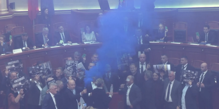 Kaosi në Kuvend: deputetë PD hedhin sende ndaj Ramës, Rama largohet pas votimit projektiligjit për Bankën e Shqipërisë