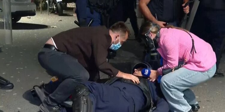Kaosi në Tiranë: Polici rrëzohet, protestuesit vazhdojnë dhe hedhin gurë (FOTO)