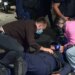 Kaosi në Tiranë: Polici rrëzohet, protestuesit vazhdojnë dhe hedhin gurë (FOTO)