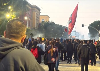 Kapsollat e para plasin në Bulevard, protestuesit marshojnë drejt sheshit Skënderbej