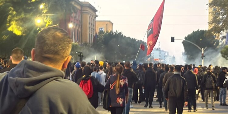 Kapsollat e para plasin në Bulevard, protestuesit marshojnë drejt sheshit Skënderbej