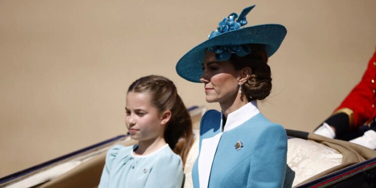 Kate Middleton dhe vajza Charlotte surprizojnë pasagjerët duke udhëtuar me metronë e Londrës