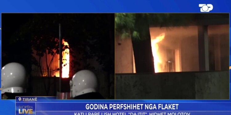 Kati i parë i ish-hotel Dajtit përfshihet nga flakët pas hedhjes së molotovëve nga protestuesit