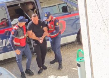 Këngëtari Erind Xhaferi del para gjykatës së Fierit pas denoncimit të miturave