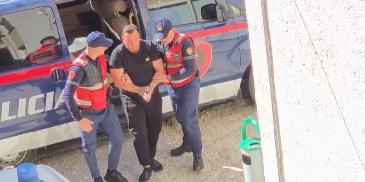 Këngëtari Erind Xhaferi del para gjykatës së Fierit pas denoncimit të miturave