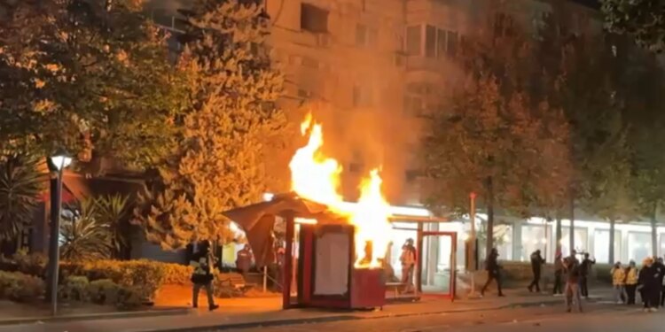Kioska pranë qendrës së Tiranës digjet, protestuesit i vënë flakën dhe largohen