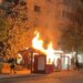 Kioska pranë qendrës së Tiranës digjet, protestuesit i vënë flakën dhe largohen