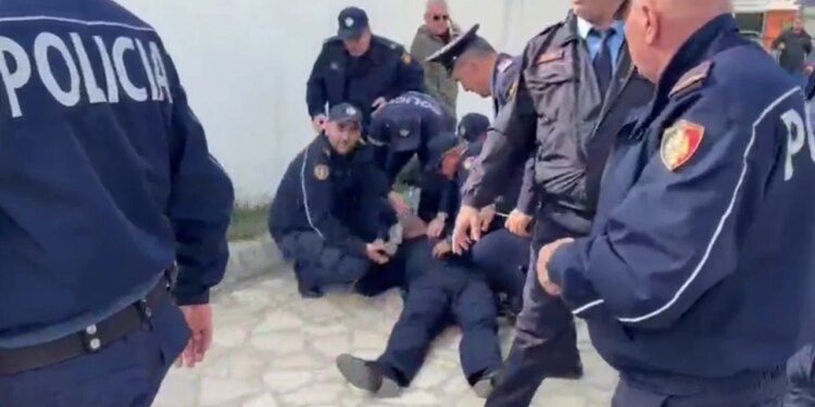 Komandanti i rendit të Shkodrës mori plagë në kokë gjatë protestës, niset drejt Tiranës në gjendje të rëndë