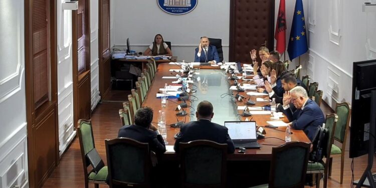 Komisioni i Ligjeve miraton projektligjin për ndarjen e re administrativo-territoriale, 8 vota pro, opozita mungon
